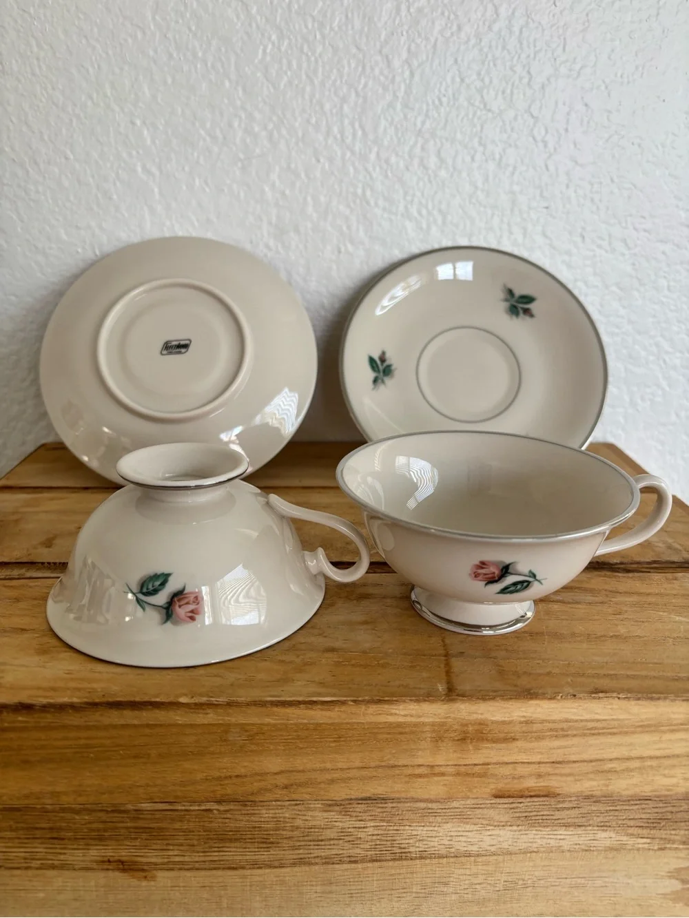 Fleetwood Fine China 4-Piece Tea Cups & Saucers Set